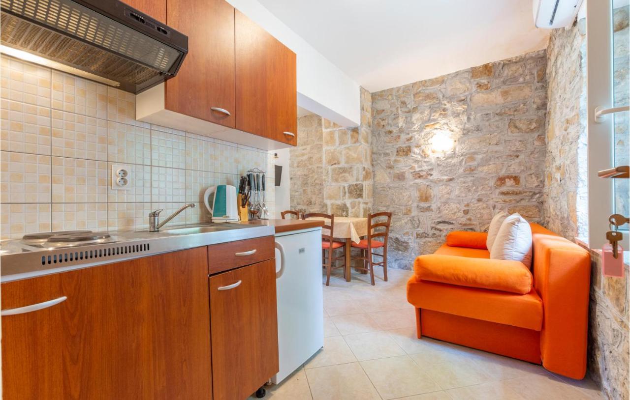 Awesome Apartment In Svinisce With Kitchenette Εξωτερικό φωτογραφία