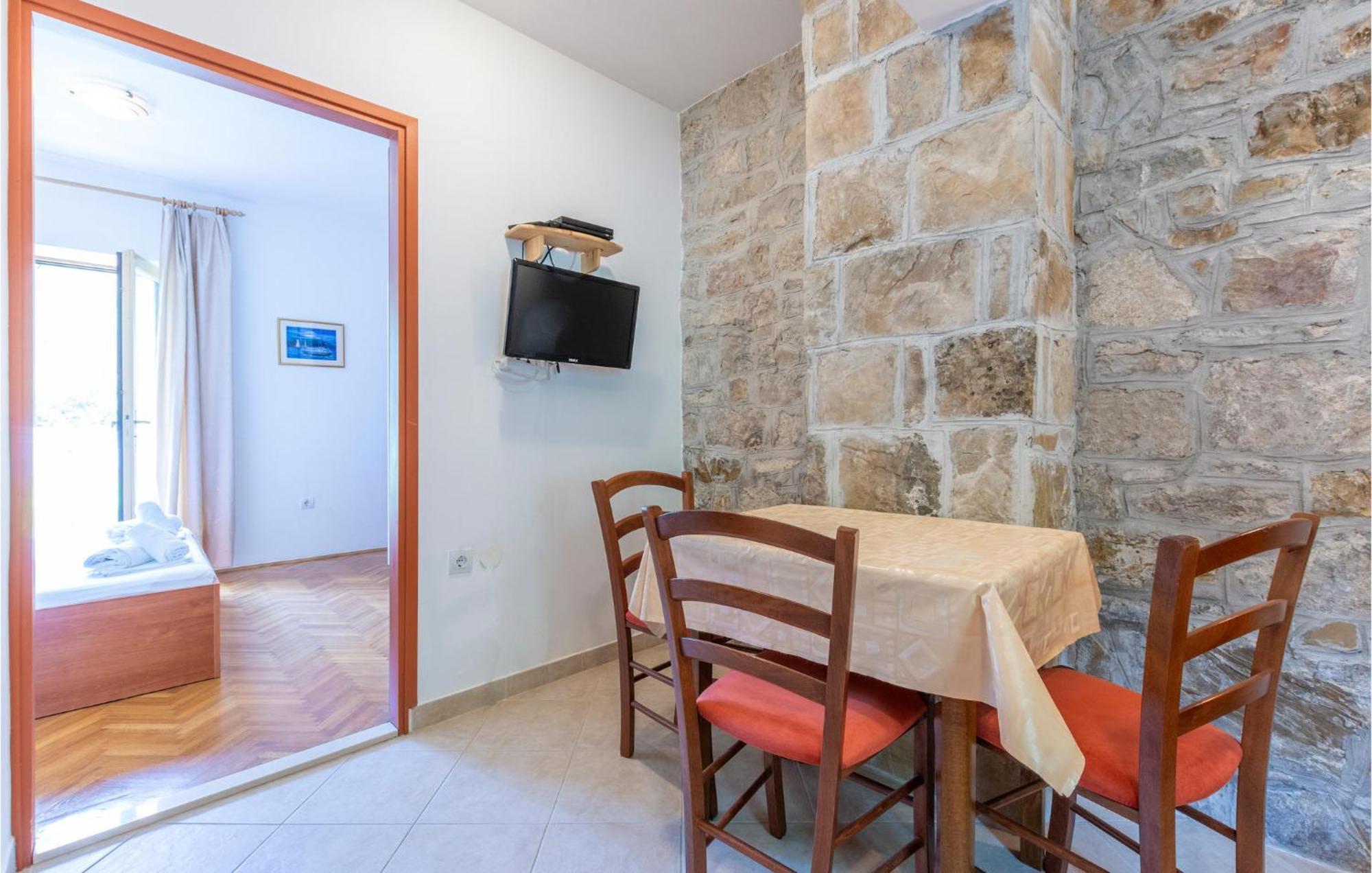 Awesome Apartment In Svinisce With Kitchenette Εξωτερικό φωτογραφία