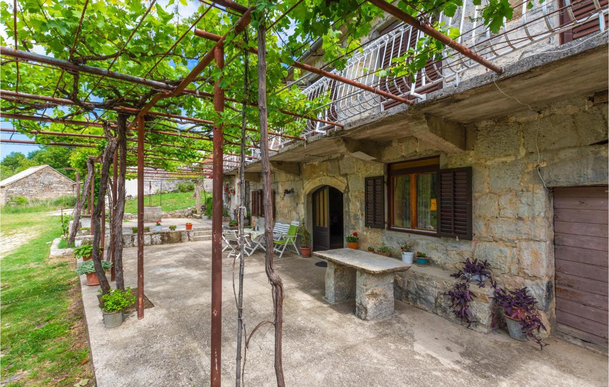 Awesome Apartment In Svinisce With Kitchenette Εξωτερικό φωτογραφία